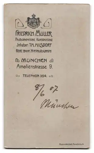 Fotografie Friedrich Müller, München, Amalienstr. 9, Portrait stattlicher Herr mit Brille und Schnurrbart