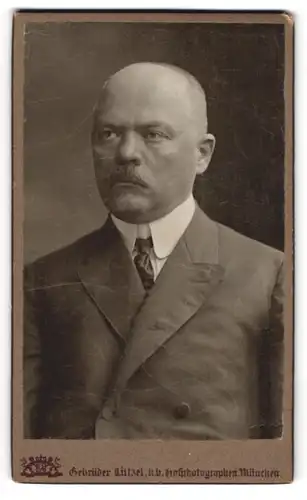 Fotografie Gebr. Lützel, München, Maffeistr. 7, Portrait stattlicher Herr mit Schnurrbart im Jackett