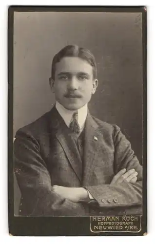 Fotografie Herman Koch, Neuwied a. Rh., charmanter junger Mann im Anzug