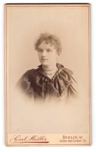 Fotografie Carl Müller, Berlin, Unter den Linden 15, Portrait Fräuelin mit lockigem Haar in bestickter Bluse