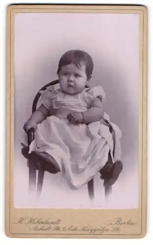 Fotografie H. Haberlandt, Berlin, Anhalt-Str. 2, Portrait kleines Mädchen im niedlichen Kleidchen