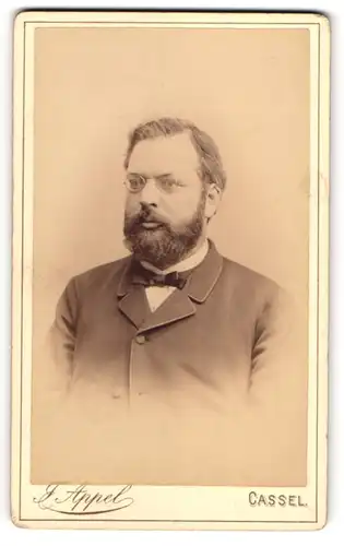 Fotografie J. Appel, Cassel, Gr. Friedrichstr. 3, Portrait stattlicher Herr mit Vollbart und Zwicker
