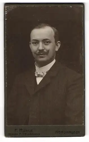 Fotografie F. Rühle, Nordhausen, Rautenstr. 48, Portrait charmanter junger Mann mit Schnurrbart