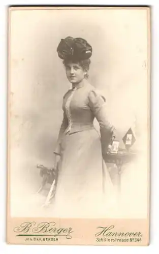 Fotografie B. Berger, Hannover, Schillerstr. 34a, Portrait bildschönes Fräulein mit aussergewöhnlichem Kopfschmuck