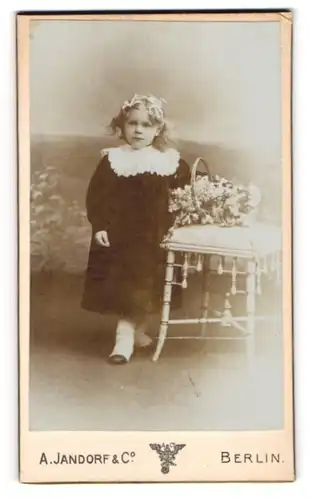 Fotografie A. Jandorf & Co., Berlin, Gr. Frankfurter Str. 113, Portrait blondes süsses Mädchen mit Blumenkorb