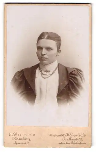 Fotografie H. Wittrock, Hamburg, Speersort 5, Portrait junger Frau mit Brosche und Halskette