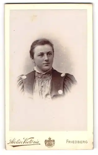 Fotografie Atelier Victoria, Friedberg, Metzgergasse 11, Portrait hübsches Fräulein in eleganter Bluse