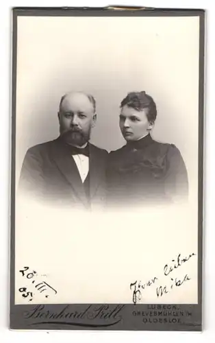 Fotografie Bernhard Prill, Lübeck, Breitestr. 97, Portrait eines elegant gekleideten Paares