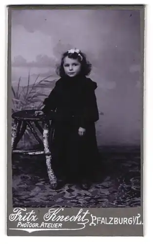 Fotografie Fritz Knecht, Pfalzburg i. L., Portrait hübsches Mädchen mit Haarband im Kleid