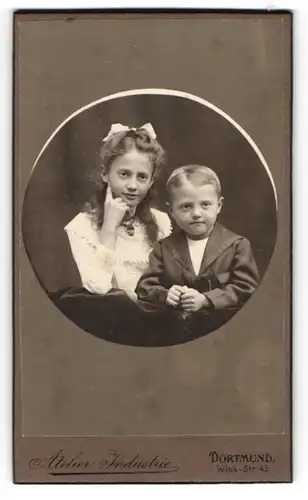 Fotografie Atelier Industrie, Dortmund, Wiss-Str. 45, Portrait niedliches Kinderpaar in hübscher Kleidung