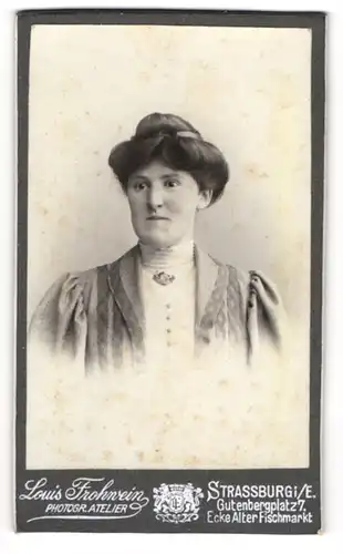 Fotografie Louis Frohnwein, Strassburg i. E., Gutenbergplatz 7, Portrait Dame mit Dutt