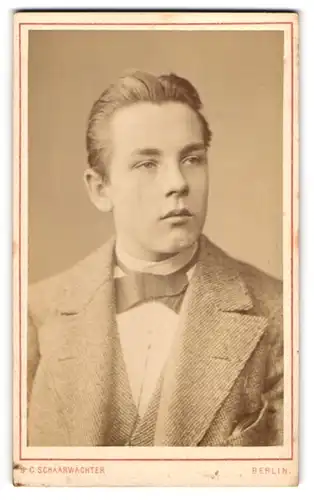 Fotografie J. C. Schaarwächter, Berlin, Friedrichstr. 190, Portrait junger charmanter Mann mit Fliege im Jackett