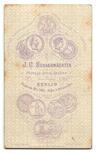 Fotografie J. C. Schaarwächter, Berlin, Friedrichstr. 190, Portrait junger charmanter Mann mit Fliege im Jackett