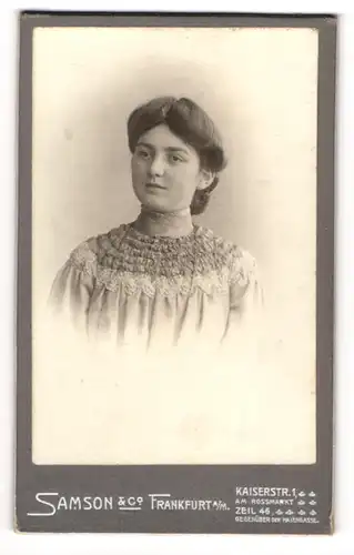 Fotografie Samson & Co., Frankfurt a. M., Kaiserstr. 1, Portrait bildschönes Fräulein in gerüschter Bluse