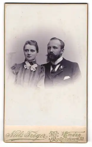 Fotografie Niels Tröger, Emden, Gr. Osterstr. 30, Portrait eines elegant gekleideten Paares