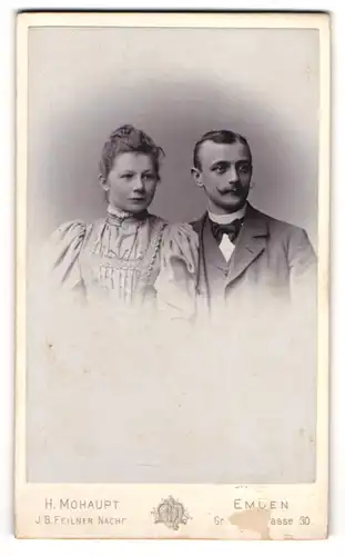 Fotografie H. Mohaupt, Emden, Gr. Osterstrasse 30, Portrait eines elegant gekleideten Paares