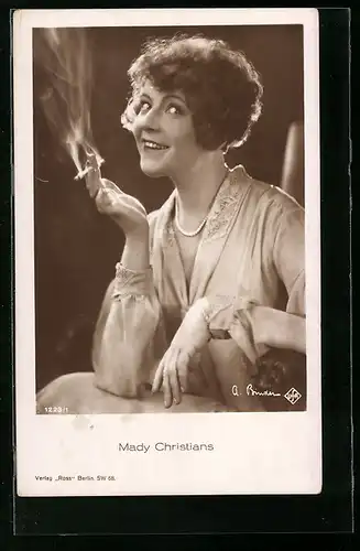 AK Schauspielerin Mady Christians, in einem Sessel sitzend mit Zigarette in der Hand