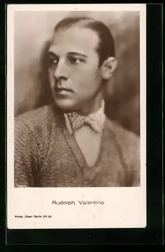 AK Schauspieler Rudolph Valentino, Portrait im Pullunder mit Fliege