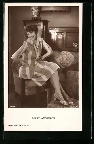AK Schauspielerin Mady Christians, auf einem Sessel sitzend