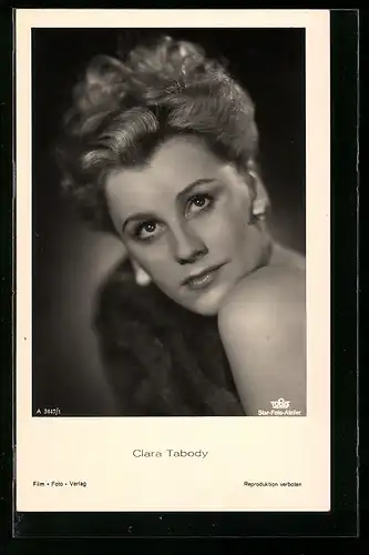 AK Schauspielerin Clara Tabody, im Abendkleid, der Blick nach oben gerichtet