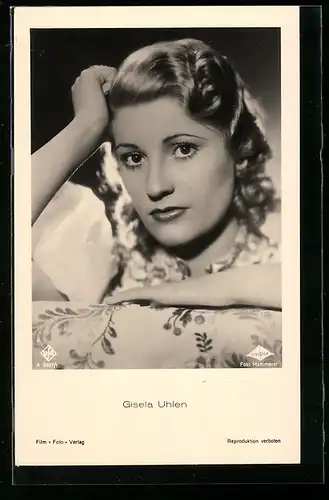 AK Schauspielerin Gisela Uhlen, der Kopf auf die Hand gestützt