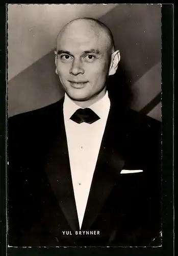 AK Schauspieler Yul Brynner, im Anzug portraitiert