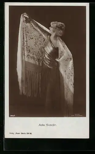 AK Schauspielerin Ada Svedin, stehend im Abendkleid mit einem Tuch auf den Schultern