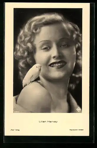 AK Schauspielerin Lilian Harvey, Portrait mit kleinem Vogel auf der Schulter