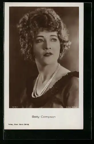 AK Schauspielerin Betty Compson, mit Perlenkette und Rüschenkragen