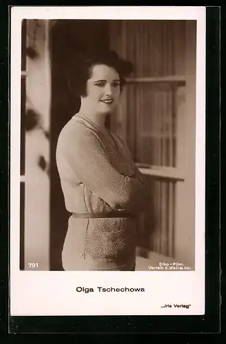 AK Schauspielerin Olga Tschechowa, mit verschränkten Armen und nachdenklichem Blick