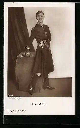 AK Schauspielerin Lya Mara, stehend im schwarzen Kostüm mit schwarzen Stiefeln