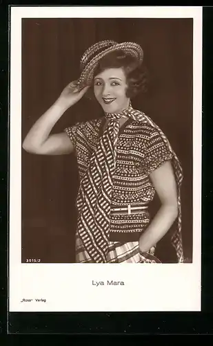 AK Schauspielerin Lya Mara, stehend im sommerlichen Kostüm mit Hut und Halstuch