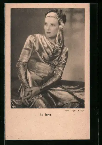 AK Schauspielerin La Jana, sitzend im Abendkleid mit Kopftuch