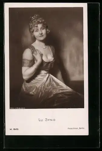 AK Schauspielerin Lu Synd, sitzend im Abendkleid