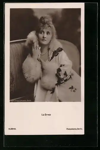 AK Schauspielerin Lu Synd, im Abendkleid auf einem Sofa sitzend