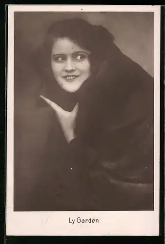 AK Schauspielerin Ly Garden, im schwarzen Mantel portraitiert