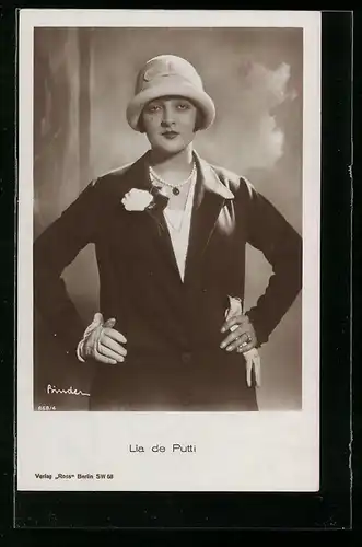 AK Schauspielerin Lia de Putti, stehend mit Mantel und Hut