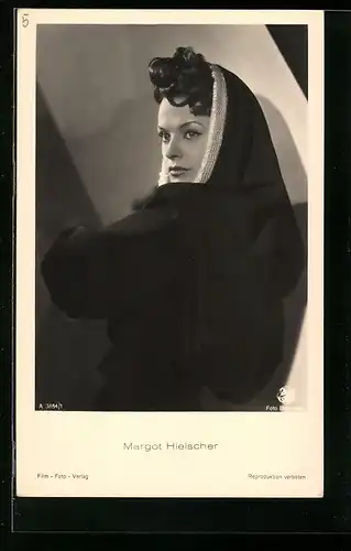 AK Schauspielerin Margot Hielscher, im schwarzen Mantel portraitiert