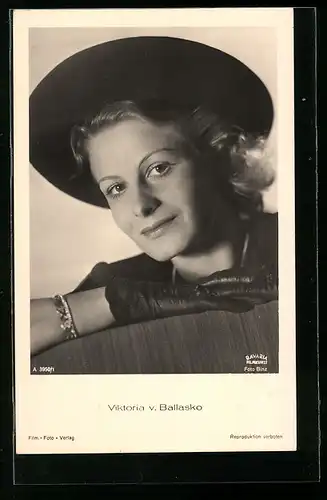 AK Schauspielerin Viktoria v. Ballasko, mit Hut und Handschuhen portraitiert