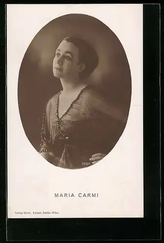 AK Schauspielerin Maria Carmi, die Hand in die Hüfte gestützt, der Blick nach vorne gerichtet