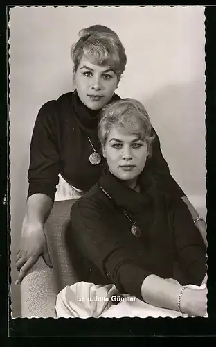 AK Schauspielerinnen Isa und Jutta Günther, gemeinsam auf einem Sessel, beide mit einem Medaillon um den Hals