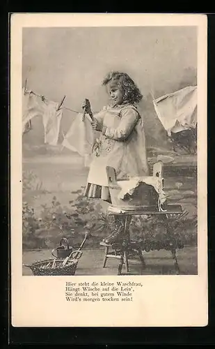 AK Kleine Waschfrau beim Wäsche aufhängen