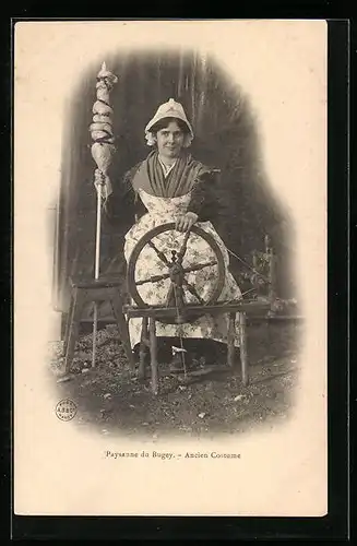 AK Paysanne du Bugey, Ancien Costume, Frau am Spinnrad