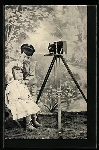 AK Junge und Mädchen vor einem Fotoapparat