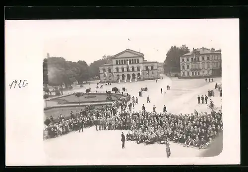 Foto-AK Coburg, Menschenmenge auf dem Schlossplatz