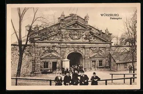 AK Würzburg, Passanten vor dem Festungstor