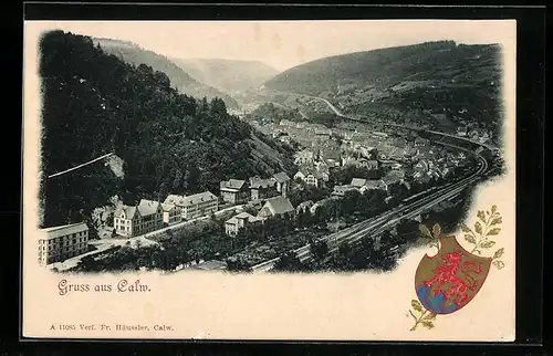 Präge-AK Calw, Generalansicht der Stadt im Tal, die Bahnstrecke im Vordergrund, Wappen