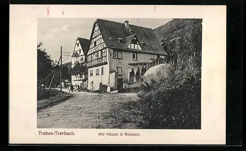 AK Rissbach bei Traben-Trarbach, Kinder vor den alten Häusern