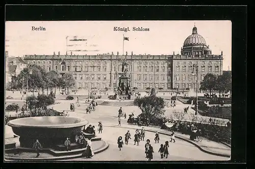 AK Berlin, Königl. Schloss mit Passanten