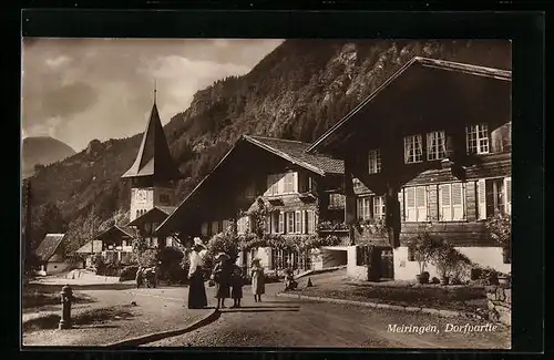 AK Meiringen, Dorfpartie an der Kirche, Mutter mit Kindern auf der Strasse